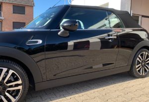 Ein glänzendes, frisch aufbereitetes Fahrzeug Mini nach Fahrzeugaufbereitung nahe Mönchengladbach, das den hohen Qualitätsstandard des Unternehmens Fahrzeugaufbereitung Sostar GmbH widerspiegelt.